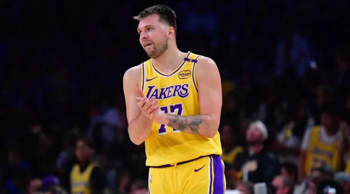 尼克斯关注鹈鹕替补球员交易动向 